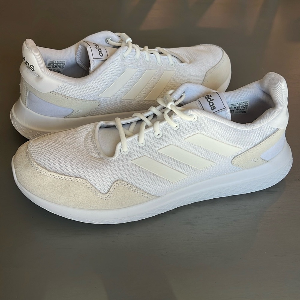 Gently used Adidas Cloud Foam Comfort Shoes. Size 11.5